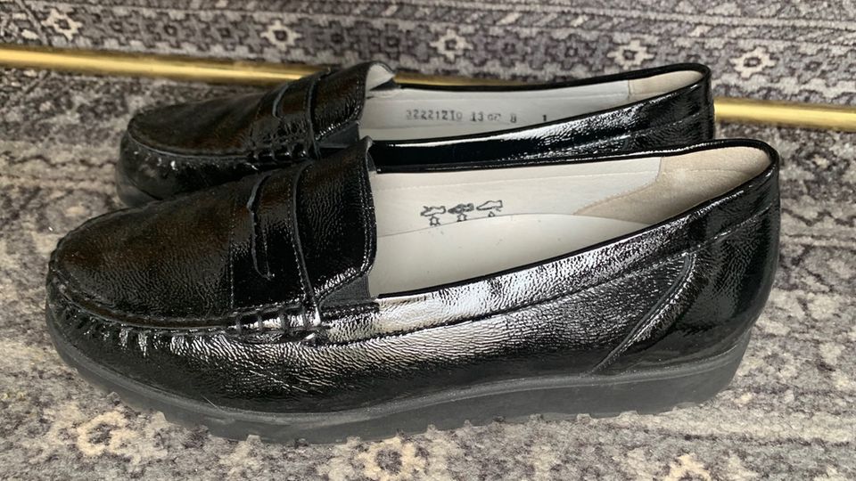 Schuhe der Marke Waldläufer