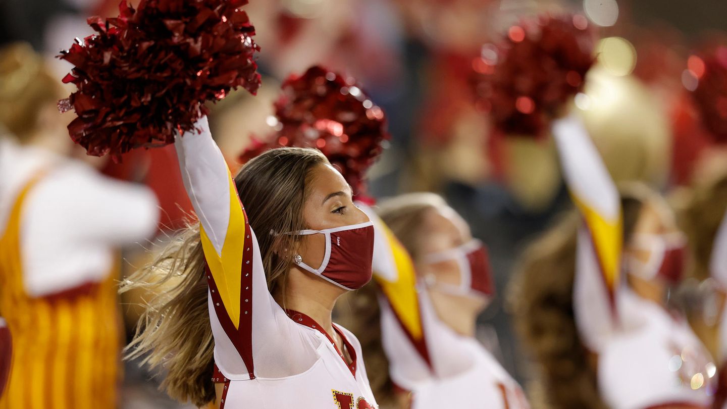 Eine Iowa State Cheerleaderin tritt während der ersten Hälfte eines NCAA-College-Football-Spiels auf