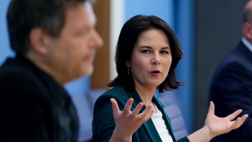 Annalena Baerbock mit großer Geste - Robert Habeck im Vordergrund verschwommen