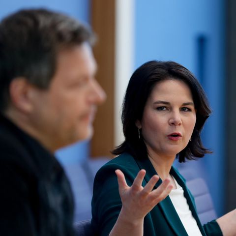Annalena Baerbock mit großer Geste - Robert Habeck im Vordergrund verschwommen