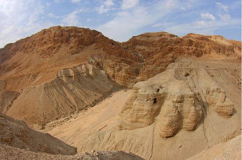 Die Qumran-Höhlen, in denen viele der uralten Schriften gefunden wurden