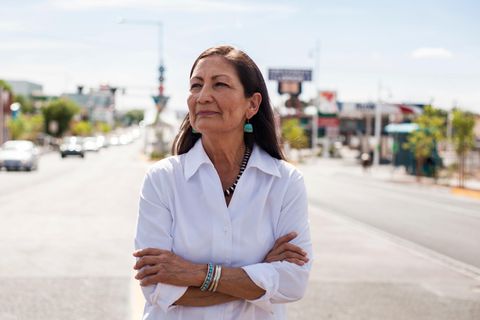 Portrait von Deb Haaland, der ersten US-Innenministerin mit indigenen Wurzeln