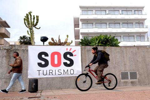 Ein Transparent mit der Schriftzug «SOS Tourismus» in Palma de Mallorca