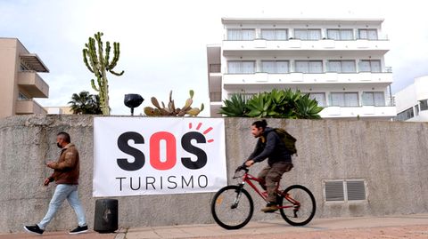 Ein Transparent mit der Schriftzug «SOS Tourismus» in Palma de Mallorca