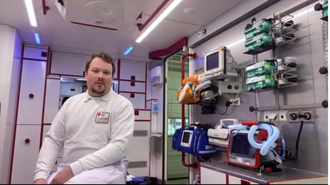 Nils sitzt in einem Krankenwagen