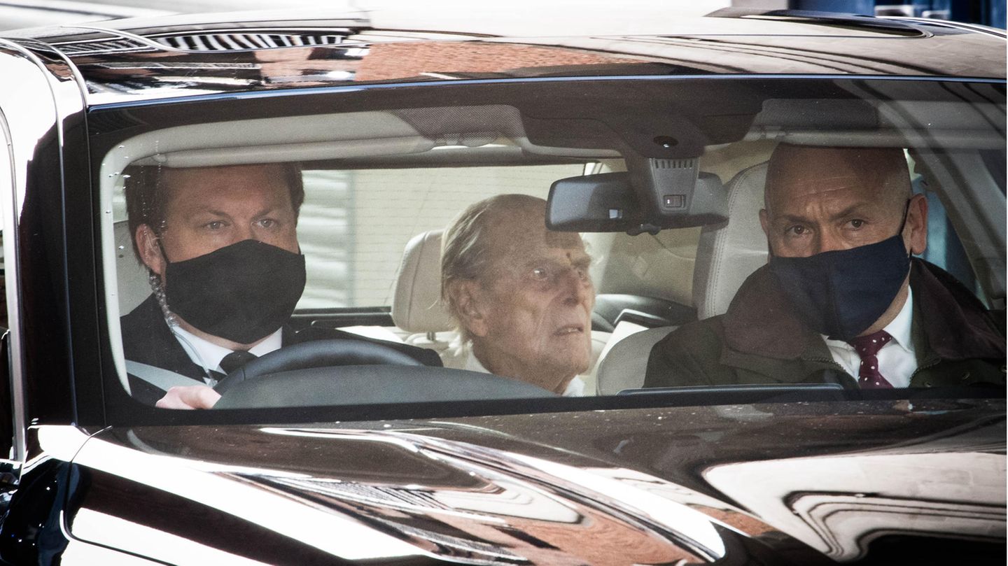 Prinz Philip sitzt auf der Rückbank einer Limousine