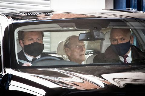 Prinz Philip sitzt auf der Rückbank einer Limousine