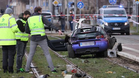 Nachrichten aus Deutschland: Sachverständige stehen in Leipzig an der Unfallstelle.