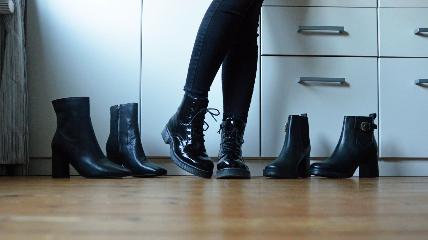 Drei Paar schwarze Stiefeletten