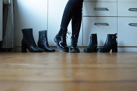 Drei Paar schwarze Stiefeletten