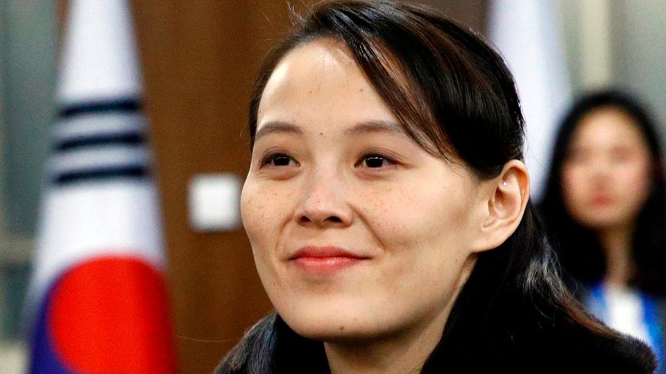 Kim Yo Jong lächelt