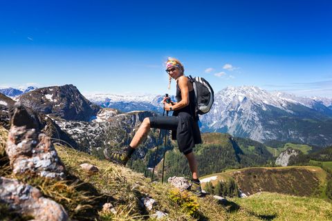 Beim Wandern kann ein Stock nützlich sein