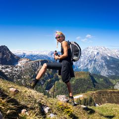 Beim Wandern kann ein Stock nützlich sein