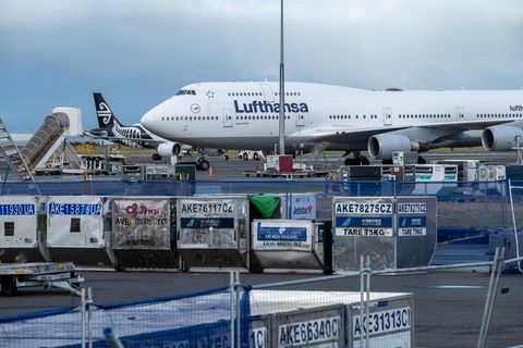 Holte Ende März in Neuseeland gestrandte Urlauber ab: Eine Boeing 747-400 der Lufthansa am Flughafen von Auckland