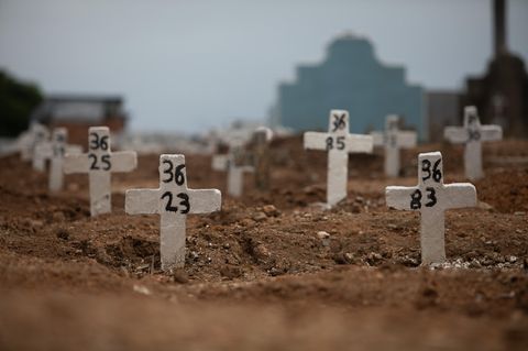Einfache Kreuze mit Nummern stehen auf dem Friedhof von Iraja im Norden von Rio de Janeiro