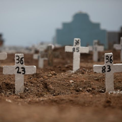 Einfache Kreuze mit Nummern stehen auf dem Friedhof von Iraja im Norden von Rio de Janeiro