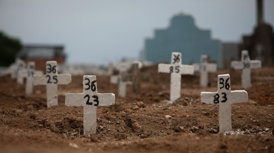Einfache Kreuze mit Nummern stehen auf dem Friedhof von Iraja im Norden von Rio de Janeiro