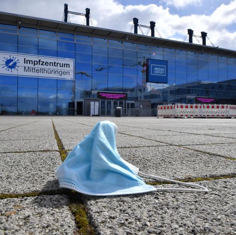 Thüringen, Erfurt: Eine Maske liegt vor dem Impfzentrum in der Messe Erfurt