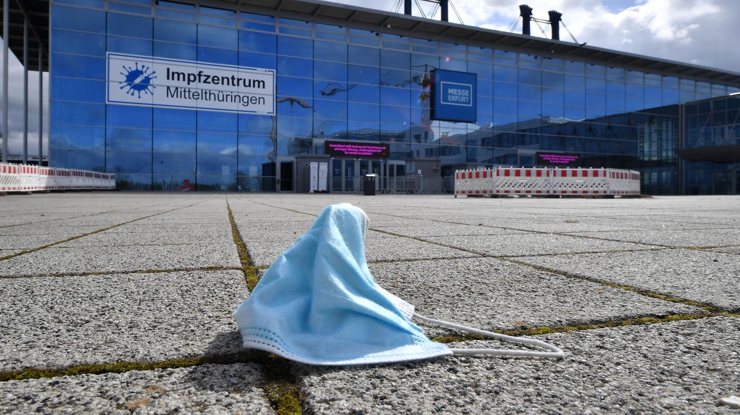 Schon geimpft oder kurz davor: Hier erzählen Betroffene, was sie vom Astrazeneca-Stopp halten Thüringen, Erfurt: Eine Maske liegt vor dem Impfzentrum in der Messe Erfurt