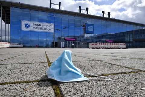 Thüringen, Erfurt: Eine Maske liegt vor dem Impfzentrum in der Messe Erfurt