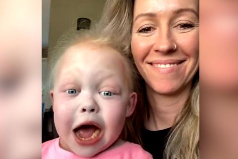 Isabella Thompson mit ihrer Mutter Kyla