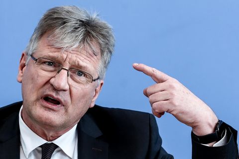AfD-Co-Chef Jörg Meuthen zeigt mit dem Finger Richtung seiner Stirn