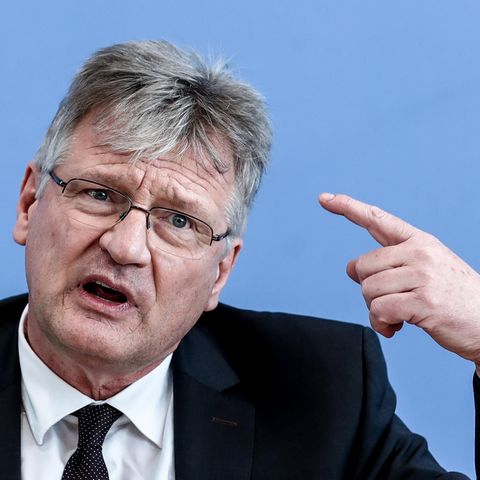AfD-Co-Chef Jörg Meuthen zeigt mit dem Finger Richtung seiner Stirn
