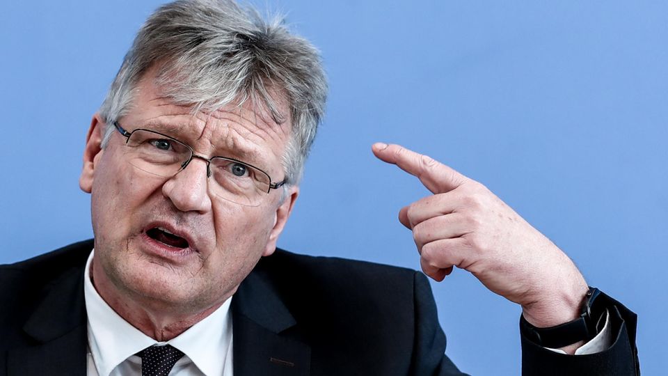 AfD-Co-Chef Jörg Meuthen zeigt mit dem Finger Richtung seiner Stirn