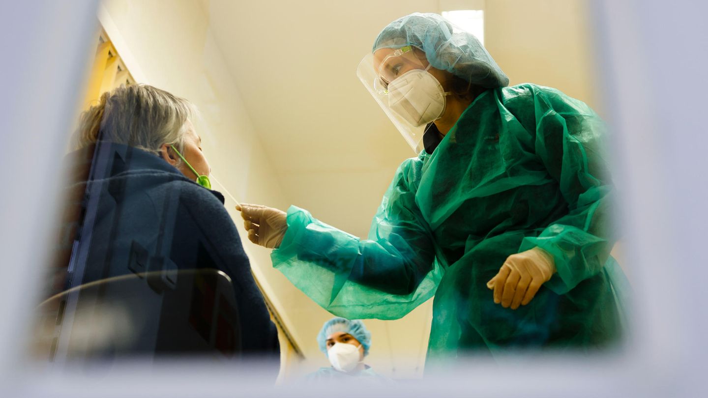 Kristin Bauer (r.) von der Kieler Lornsen-Apotheke führt in der Max-Planck-Schule einen Coronavirus-Test durch