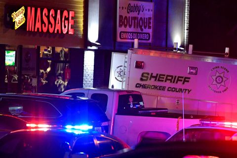 USA, Acworth: Die Sicherheitsbehörden sind zum Tatort in einem Massagesalon in Georgia gekommen