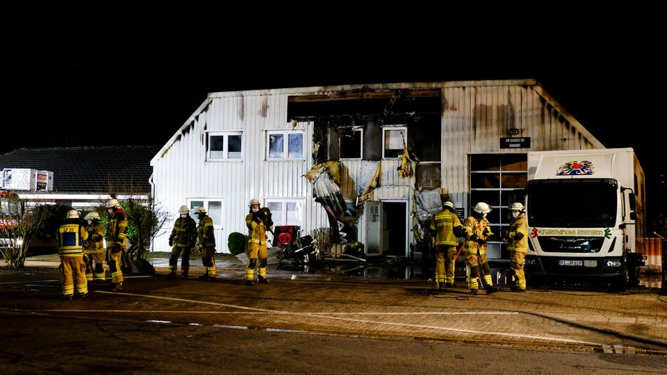 Nachrichten Deutschland Bad Bramstedt Einsatzkräfte der Feuerwehr stehen vor dem Gebäude einer Caravan-Ausbaufirma