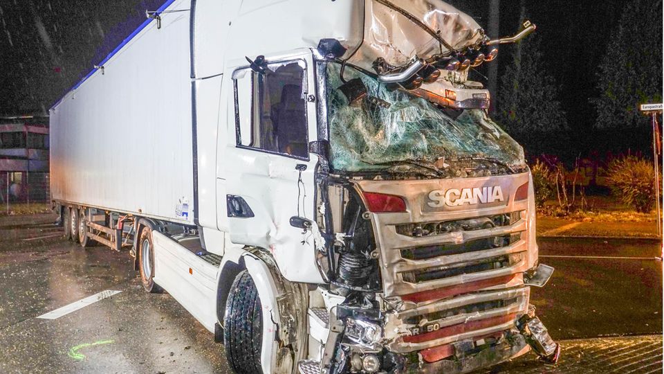 Nachrichten Deutschland Lahr Nach einem Zusammenprall ist ein Lkw schwer beschädigt