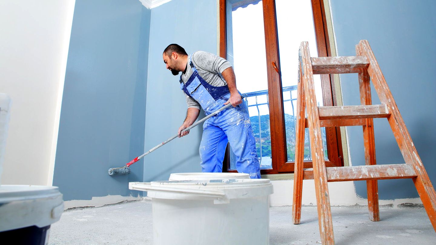 Wände streichen und Heizkörper lackieren: Die Tricks der Vermieter durchschauen: Was Mieter wirklich in der Wohnung renovieren müssen