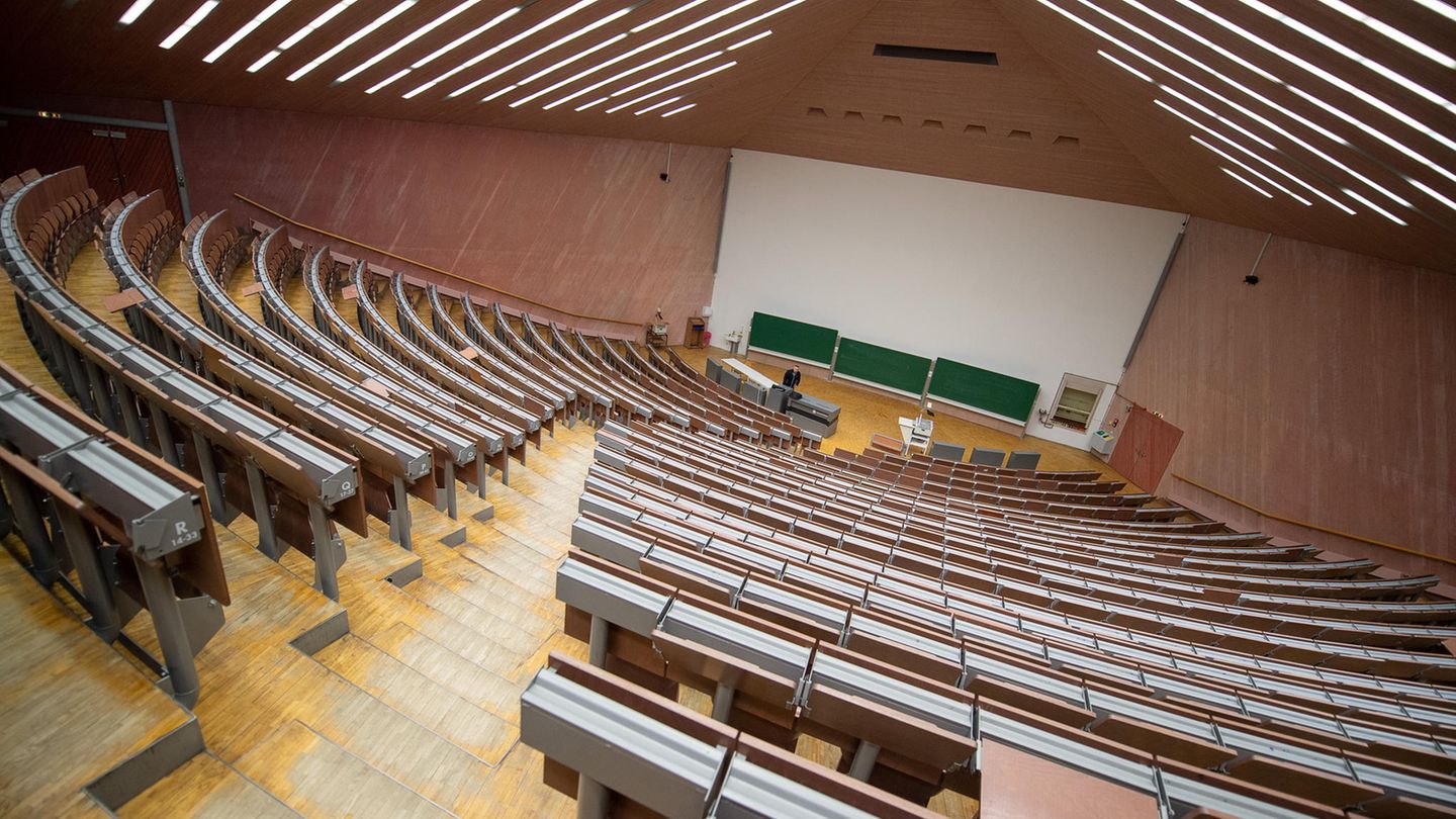 Herausforderung für Hochschulen: Gähnende Leere: Seit einem Jahr finden Vorlesungen nur noch virtuell statt