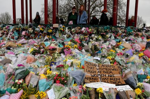 Blumenmeer im Londoner Park Clapham Common, der Gedenkstätte der toten Sarah Everard