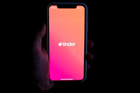 Die App von Tinder auf einem Smartphone
