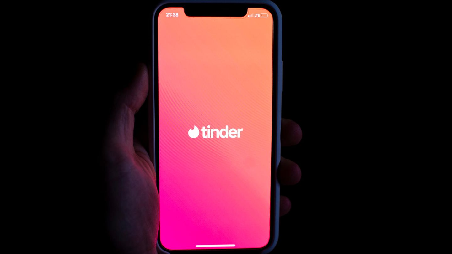 Die App von Tinder auf einem Smartphone