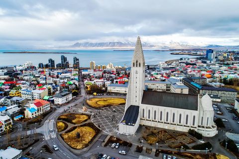 Blick auf Islands Hauptstadt Reykjavik und die Hallgrímskirkja