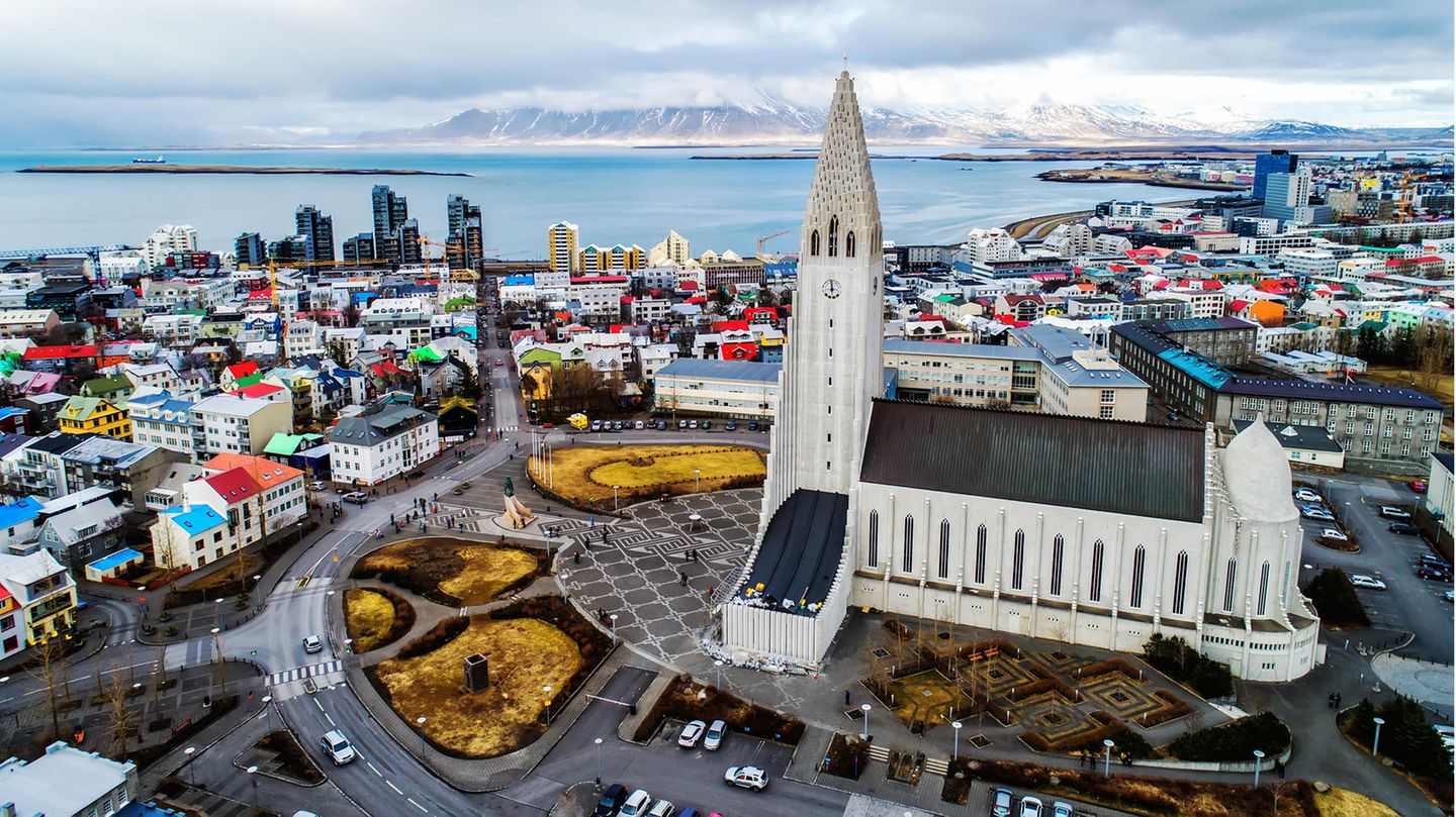 Blick auf Islands Hauptstadt Reykjavik und die Hallgrímskirkja