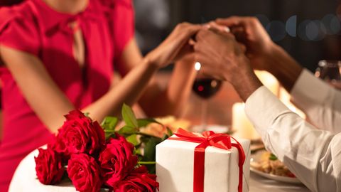 Viele Paare machen sich Geschenke zum Hochzeitstag