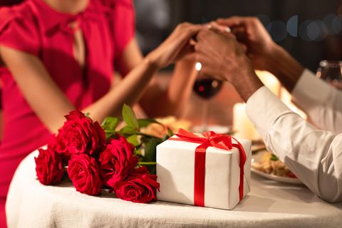 Viele Paare machen sich Geschenke zum Hochzeitstag
