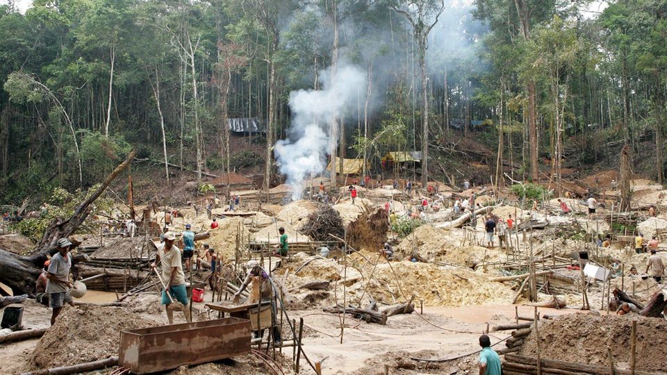Amazonas Goldgräber arbeiten an den Ufern des Flusses Juma