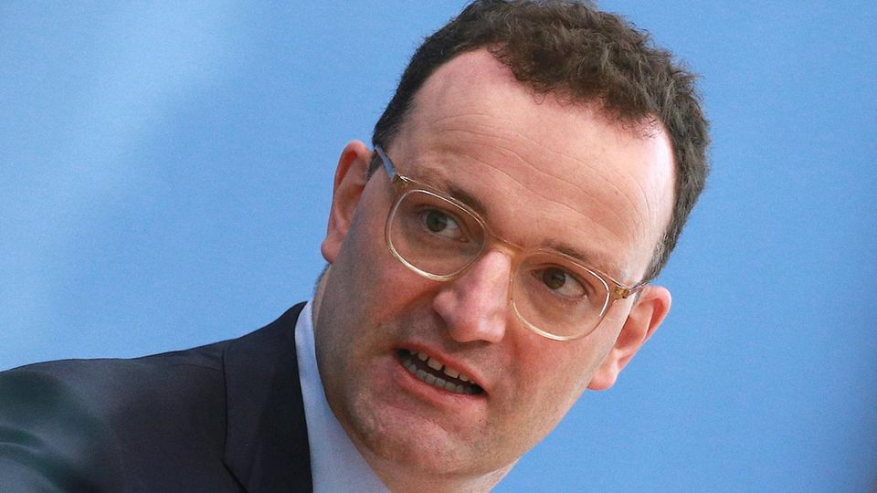 News im Video: Jens Spahn beantwortet User-Fragen zu ...