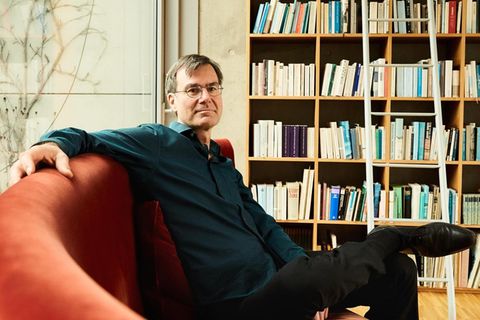 Stefan Klein vor seiner Bücherwand