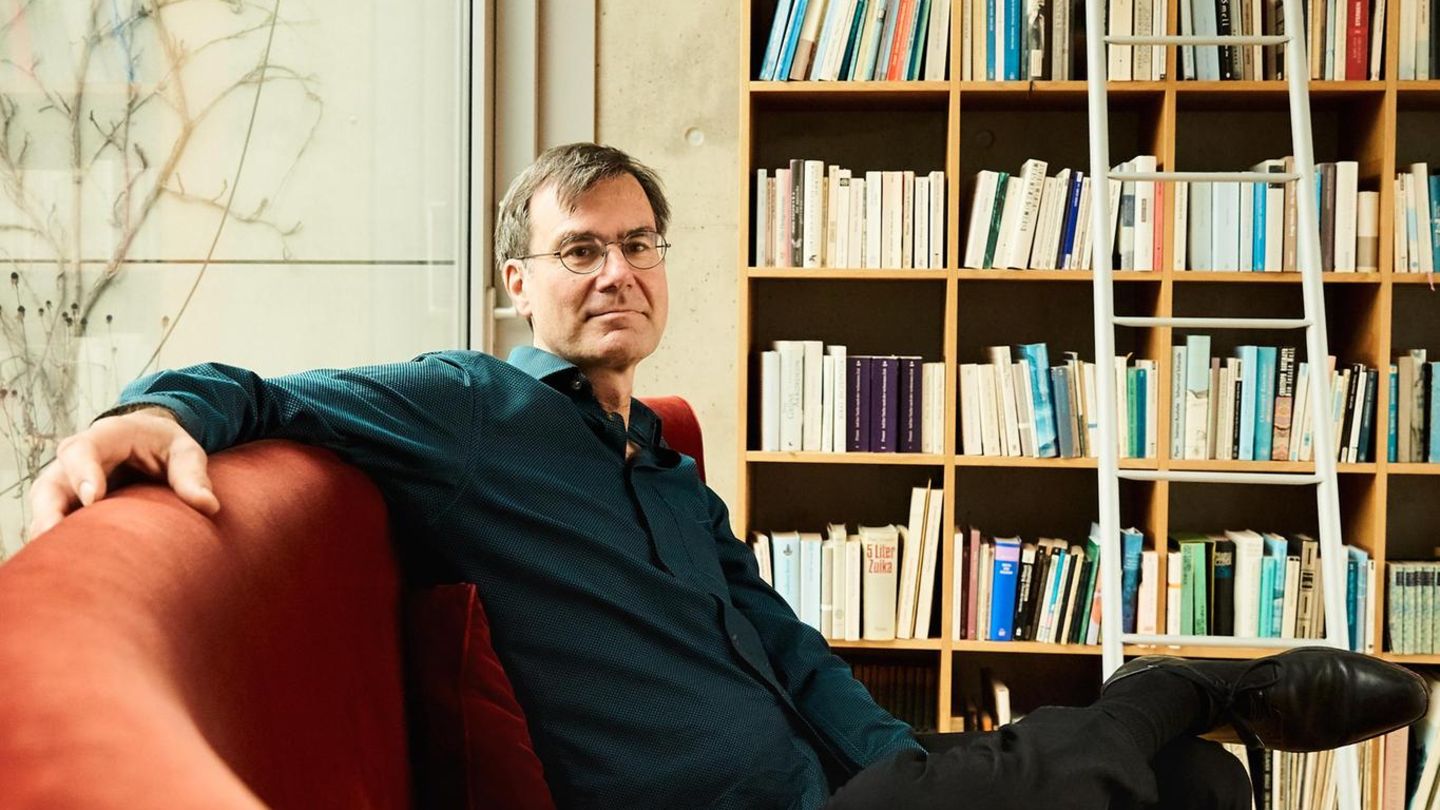 Stefan Klein vor seiner Bücherwand