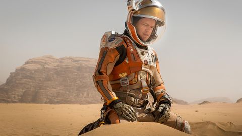 Astroanut Mark Watney alias Matt Damon kniet im Marssand