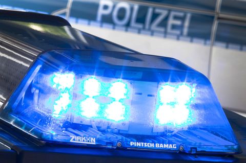 Ein Blaulicht leuchtet am auf dem Dach eines Polizeiwagens