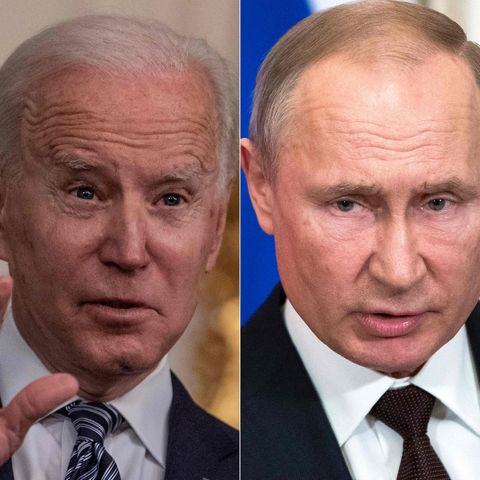 US-Präsident Joe Biden (l.) griff den russischen Präsidenten Wladimir Putin scharf an