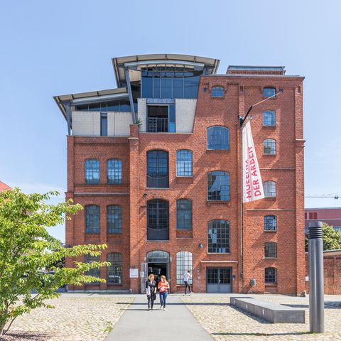 Das Museum der Arbeit liegt auf dem Gelände einer ehemaligen Gummifabrik. Hier wurde auch Kautschuk aus ehemaligen deutschen Kolonialgebieten verarbeitet.