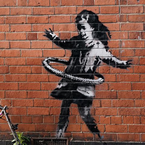 Nottingham: Das neueste Street-Art-Werk des britischen Künstlers Banksy auf einer Backsteinfassade in der Rothesay Avenue zeigt ein Mädchen, das mit einem Hula Hoop Reifen spielt.